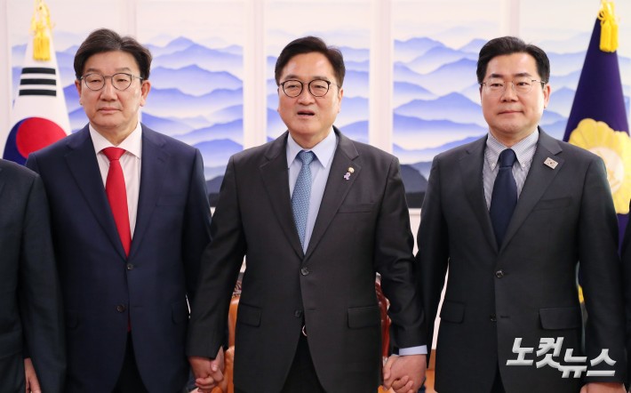 여야 원내대표들과 만나는 우원식 국회의장
