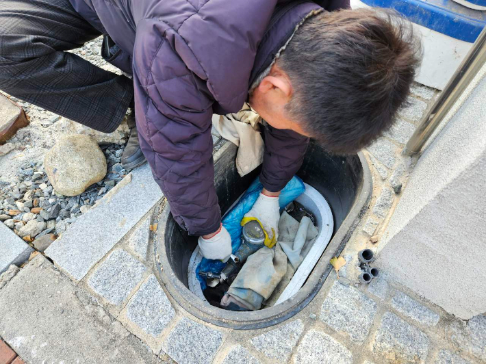 경주시 관계자가 내구연한이 경과 된 노후 계량기를 교체하고 있다. 경주시 제공