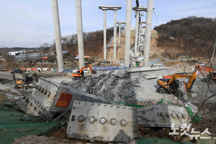 지난 25일 구조물 붕괴 사고가 발생한 경기 안성 서운면 산평리 인근 고속도로 공사 현장에서 소방관들이 수색 작업을 벌이고 있다. 안성=박종민 기자