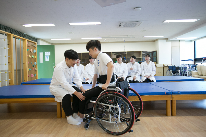 춘해보건대학교 작업치료과 학생 7명이 제7회 보조공학사 국가시험에 응시해 전원 합격했다. 학생들이 실습을 하고 있는 모습. 춘해보건대 제공