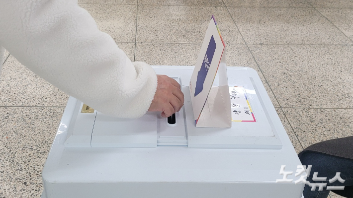 26일 오전 강원 양양군 양양읍에 마련된 김진하 양양군수 주민소환투표 제1투표소. 전영래 기자