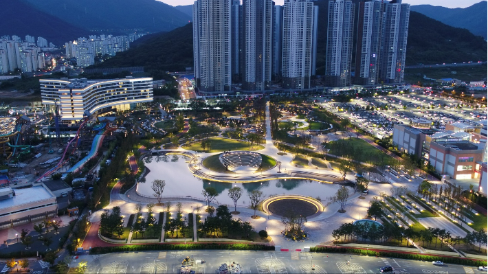 김해관광유통단지 전경. 롯데백화점 제공