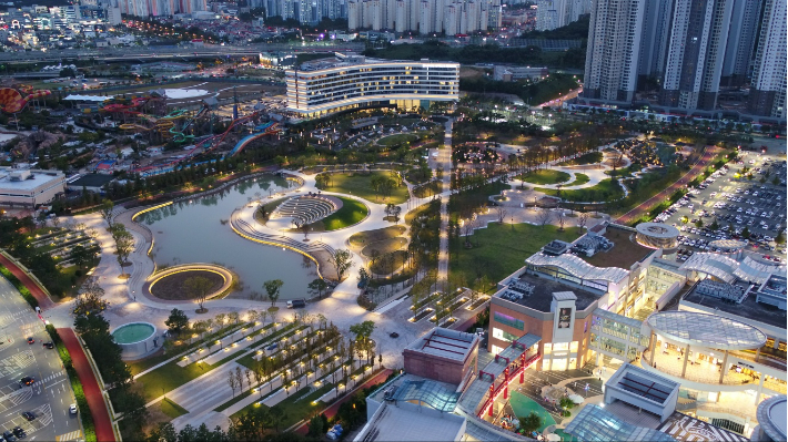 대규모 정원형 공원 '롯데 가든파크'와 가족형 호텔 '롯데호텔앤리조트'까지 들어선 김해관광유통단지 전경. 롯데백화점 제공