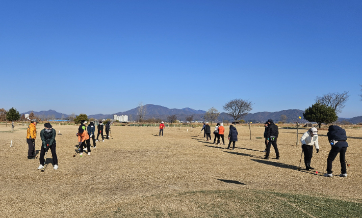 파크골프 실습교육. 창원시설공단 제공