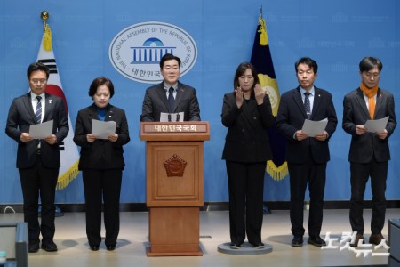 26일 서울 여의도 국회 소통관에서 야6당 원내대표가 명태균 특검 촉구 기자회견을 하고 있다. 오른쪽부터 한창민 사회민주당 대표, 윤종오 진보당 원내대표, 박찬대 더불어민주당 원내대표, 정춘생 조국혁신당 원내수석부대표, 정진욱 민주당 의원.