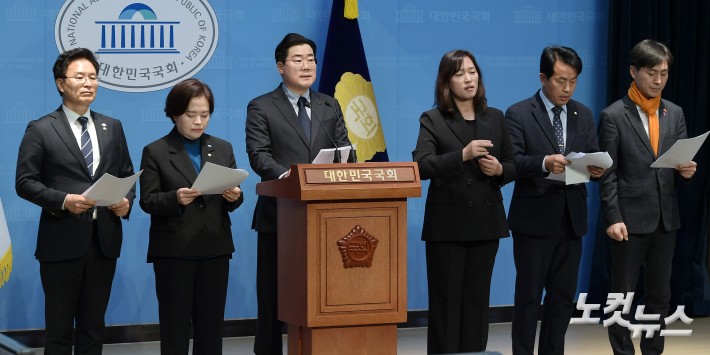 26일 서울 여의도 국회 소통관에서 야6당 원내대표가 명태균 특검 촉구 기자회견을 하고 있다. 오른쪽부터 한창민 사회민주당 대표, 윤종오 진보당 원내대표, 박찬대 더불어민주당 원내대표, 정춘생 조국혁신당 원내수석부대표, 정진욱 민주당 의원.