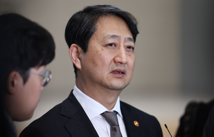 안덕근 산업통상자원부 장관이 26일 오전 인천국제공항 제2여객터미널에서 미국의 관세 조치에 대한 한국의 예외 요청과 양국 경제 협력 방안 등을 논의하기 위해 미국 워싱턴 DC로 출국하며 취재진 질문에 답하고 있다. 연합뉴스