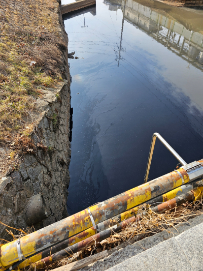 25일 오후 3시 30분쯤 서구 염색산업단지 공단천 하수관로에서 검은색을 띠는 폐수가 유출됐다. 독자 제공