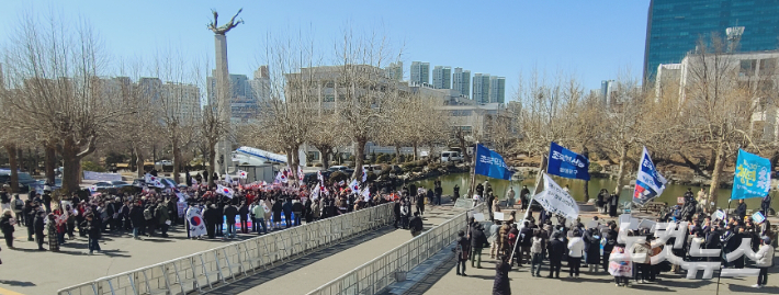 26일 인천 미추홀구 인하대학교에서 윤석열 대통령 탄핵 찬성 집회와 탄핵 반대 집회가 열리고 있다. 주영민 기자
