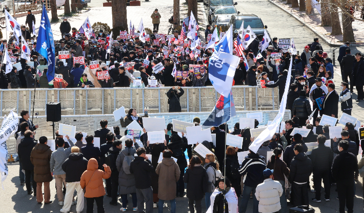 인하26일 인천 미추홀구 인하대학교에서 윤석열 대통령 탄핵 찬성 집회와 탄핵 반대 집회가 열리고 있다. 연합뉴스