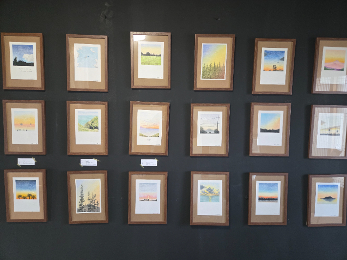 전시된 노을 그림들. 본인 제공