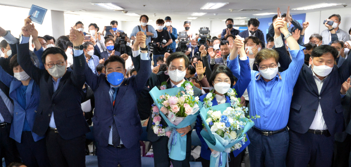 더불어민주당 김동연 경기도지사 후보가 2022년 6월 지방선거 당시 경기 수원시 팔달구 선거사무소에서 당선이 확실시되자 수원지역 국회의원, 민주당 경기도당 관계자 등과 환호하고 있는 모습. 연합뉴스