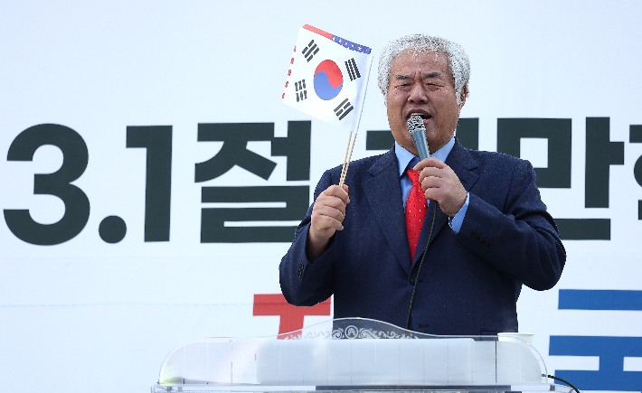 전광훈 사랑제일교회 목사가 18일 대구 중구 반월당사거리에서 열린 윤석열 대통령 탄핵 반대 집회인 대구·경북 애국 국민대회를 찾아 발언하고 있다. 연합뉴스