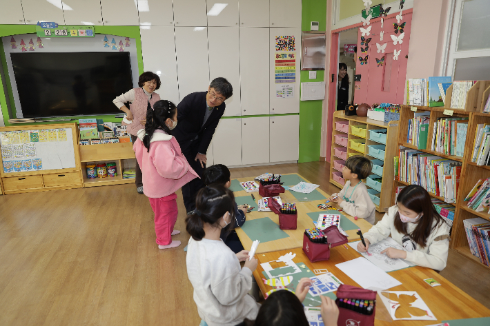 천창수 울산시교육감은 26일 동천초등학교와 문수중학교를 찾아 새 학년 준비 협의회를 참관했다. 천 교육감이 동천초 학생들과 얘기를 나누고 있다. 울산광역시교육청 제공
