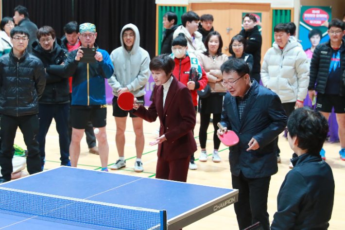 지난해 열린 현정화 탁구대회에서 손병복 울진군수가 시타를 하고 있다. 울진군 제공