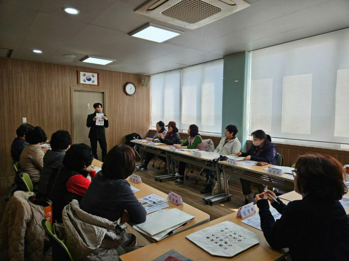 울산 중구는 오는 12월까지 찾아가는 한글 교육 '도란도란 한글 마실' 과정을 운영한다. 사진 중구청 제공