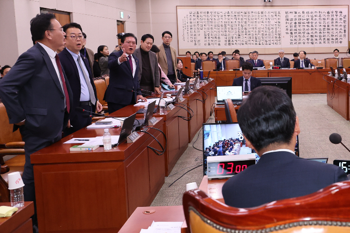 26일 국회 법제사법위원회 전체회의에서 국민의힘 의원들이 더불어민주당 소속 정청래 위원장의 의사진행에 대해 거세게 항의하고 있다. 연합뉴스