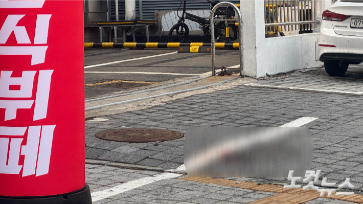 26일 새벽 광주 금남로 금남공원에서 50대 남성이 경찰관에게 흉기를 휘두른 현장. 김수진 기자