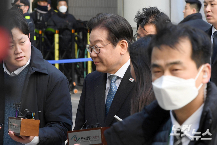 이재명 더불어민주당 대표가 26일 서울 서초구 서울고등법원에서 열린 공직선거법위반 5차 공판에 출석하고 있다. 박종민 기자