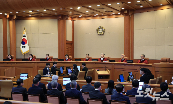 문형배 헌법재판소장 권한대행과 헌법재판관 등이 25일 오후 서울시 종로구 재동 헌법재판소 대심판정에서 열린 대통령 탄핵 심판 11차 변론에 착석해 있다. 사진공동취재단