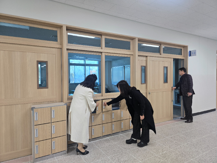 정은영 초등특수교육과장이 학교 관계자와 함께 학교를 살피고 있다. 충남교육청 제공