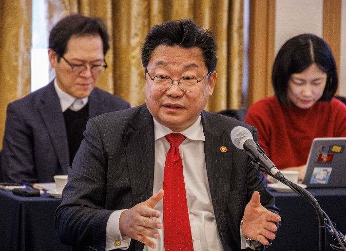 주형환 저출산고령사회위원회 부위원장이 26일 서울 중구 프레스센터에서 열린 2025년 기자간담회에 참석해 이날 발표된 통계청 '2024년 인구동향조사 출생·사망통계'에서 나타난 합계 출산율 반등과 관련해 발언하고 있다. 연합뉴스