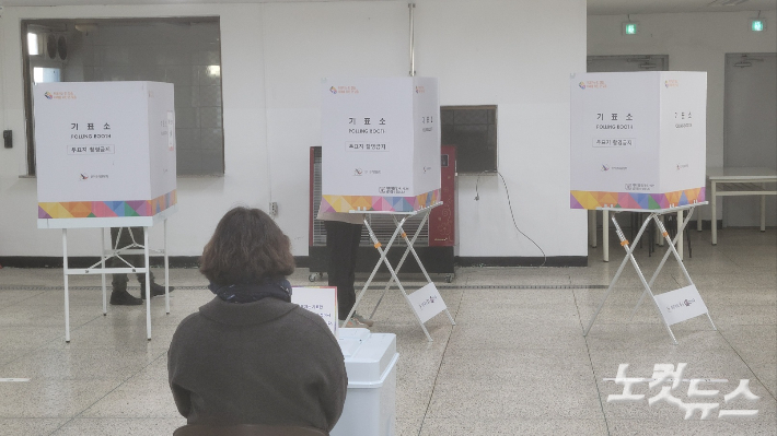 26일 오전 강원 양양군 양양읍에 마련된 김진하 양양군수 주민소환투표 제1투표소. 전영래 기자