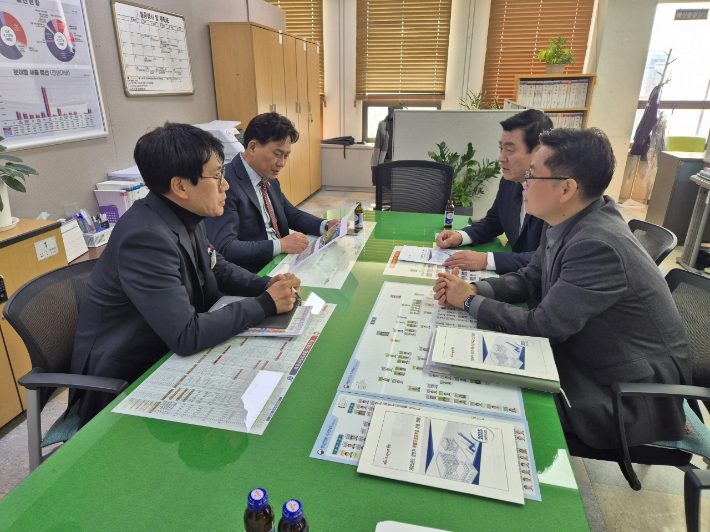26일 밀양시 곽근석 부시장이 경남도 예산담당관실을 방문해 현안 사업을 설명하고 있다. 밀양시 제공