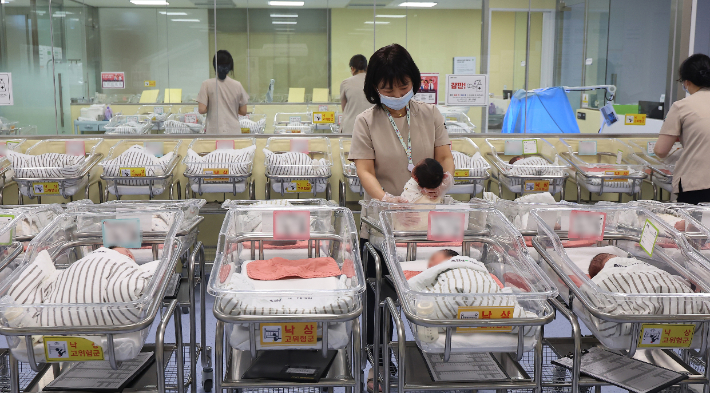 26일 인천 미추홀구 아인병원에서 의료진이 신생아들을 보살피고 있다. 연합뉴스