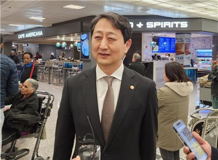안덕근 산업통상자원부 장관이 26일(현지시간) 미국 워싱턴DC 인근 덜레스 국제공항을 통해 미국에 입국했다. 연합뉴스