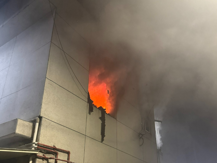 27일 오전 4시 45분쯤 부산 사하구의 한 단독주택 2층에서 불이 나 50대 거주자가 부상을 입었다. 부산소방재난본부 제공