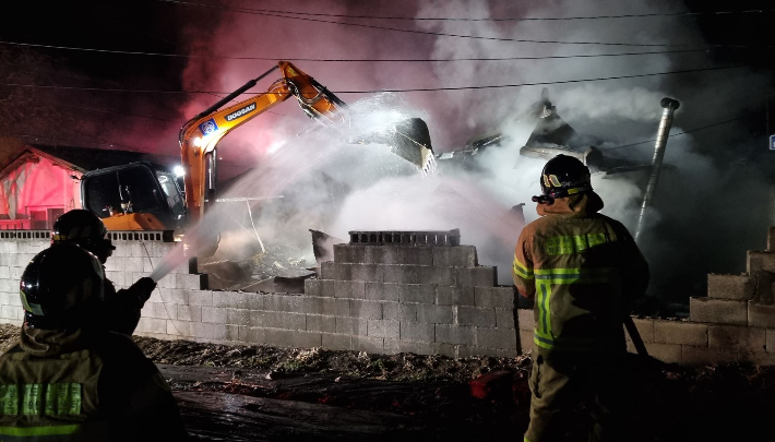 출동한 소방관들의 주택화재를 진화하고 있다. 경북소방본부 제공
