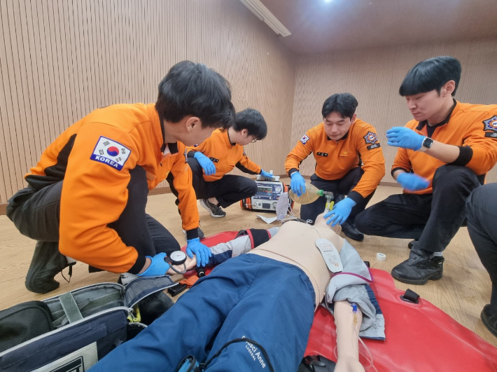 구급대원 CPR 등 교육 모습. 기사와 직접적인 관련 없음. 전북소방본부 제공