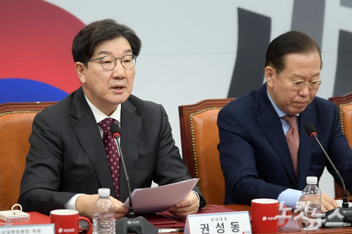 국민의힘 권성동 원내대표가 27일 서울 여의도 국회에서 열린 비상대책위원회의에서 발언을 하고 있다. 윤창원 기자