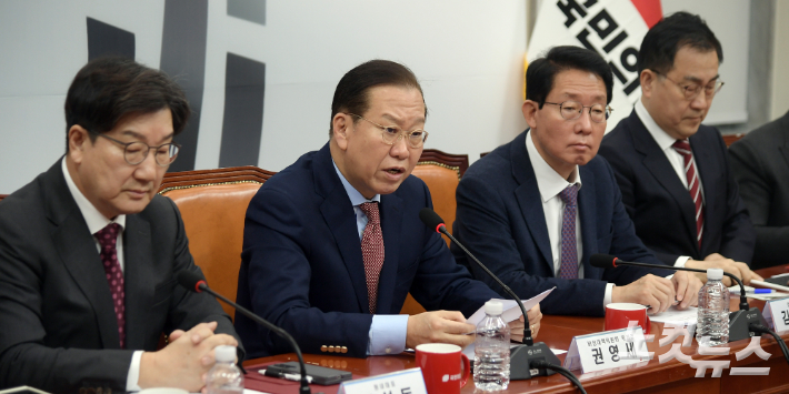 국민의힘 권영세 비대위원장이 27일 서울 여의도 국회에서 열린 비상대책위원회의에서 모두발언을 하고 있다. 윤창원 기자