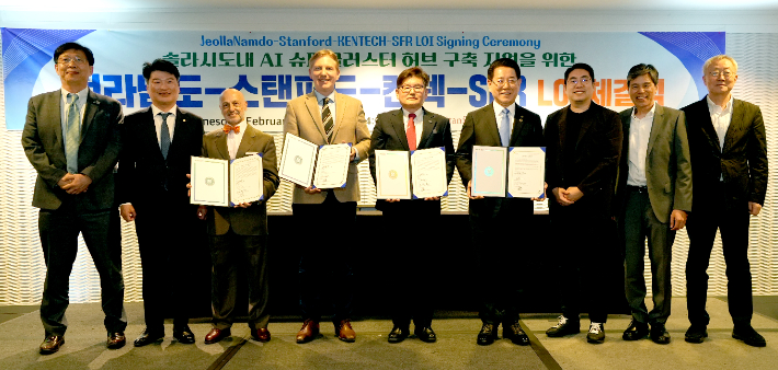 미국을 순방 중인 김영록 전남도지사가 26일(현지 시간) 샌프란시스코의 하얏트 호텔에서 세계 최대 3GW 규모의 '솔라시도 Al 슈퍼클러스터 허브' 구축 성공을 지원하기 위해 스탠퍼드센터, 한국에너지공과대학교, 스톡 팜 로드(SFR·Stock Farm Road)와 의향서(LOI)에 서명하고 기념촬영을 하고 있다. 전남도 제공