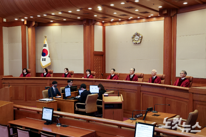 문형배 헌법재판소장 권한대행이 27일 서울 종로구 헌법재판소 대심판정에서 열린 마은혁 재판관 후보자 불임명 관련 권한쟁의심판 선고에 입장해 자리하고 있다. 류영주 기자