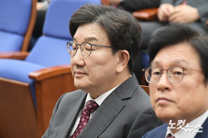 생각에 잠긴 권성동 원내대표