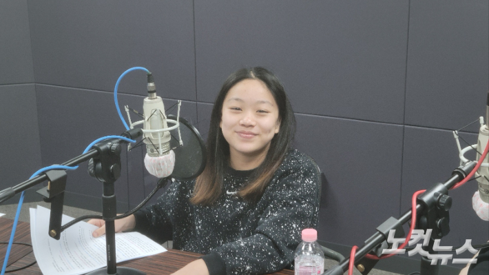 강원CBS.강원영동CBS 시사프로그램 <최진성의 위클리오늘>에 출연한 수영선수 최민재. 전영래 기자 