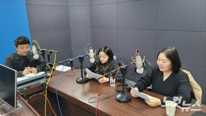 강원CBS.강원영동CBS 시사프로그램 <최진성의 위클리오늘>에 출연한 수영선수 최민재, 어머니 박정민 씨. 전영래 기자 