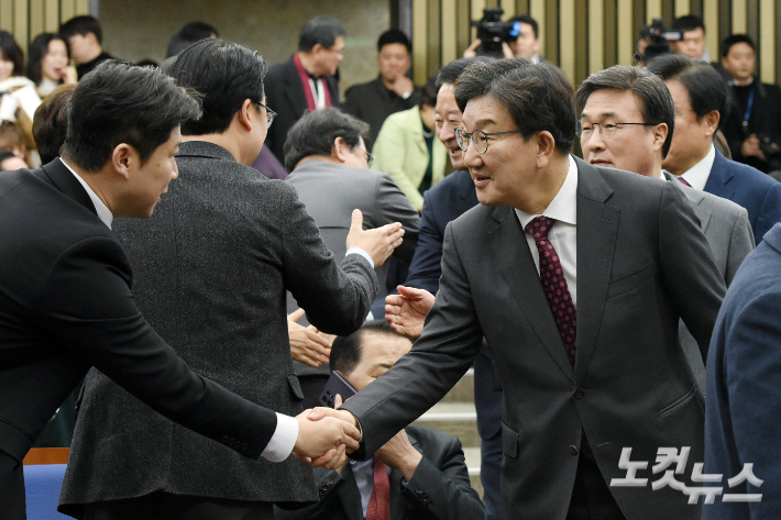 국민의힘 권성동 원내대표가 27일 서울 여의도 국회에서 열린 당 의원총회에 참석하며 의원들과 인사를 하고 있다. 윤창원 기자