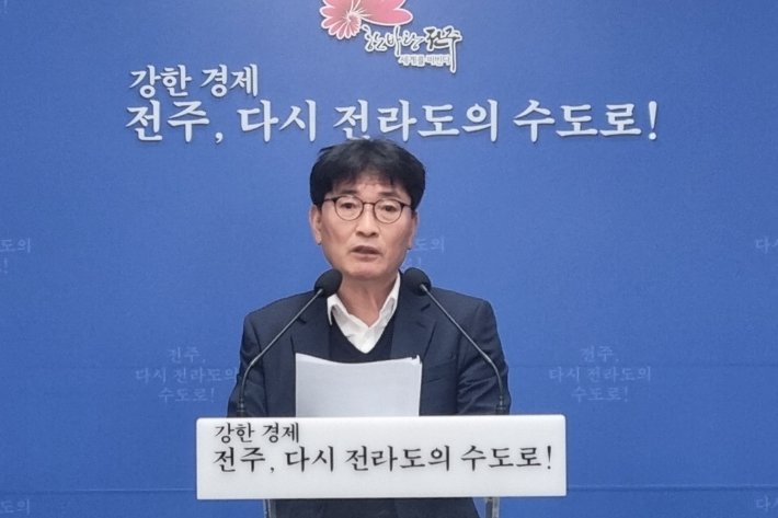 최현창 전주시 도서관본부장이 27일 신년 브리핑을 하고 있다. 전주시 제공