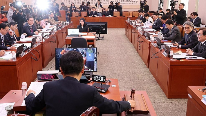 26일 국회 법제사법위원회에서 더불어민주당 소속 정청래 위원장이 전체회의를 개의하며 의사봉을 두드리고 있다. 연합뉴스