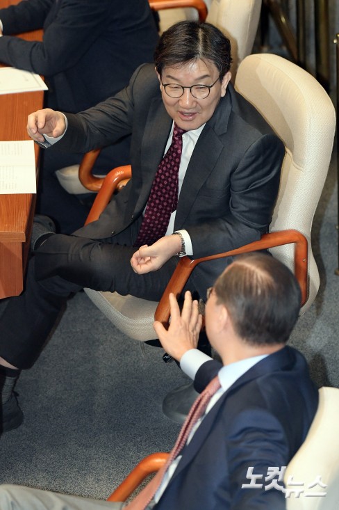 대화하는 권영세 비대위원장-권성동 원내대표