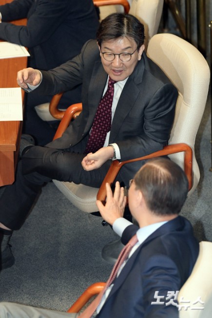 대화하는 권영세 비대위원장-권성동 원내대표