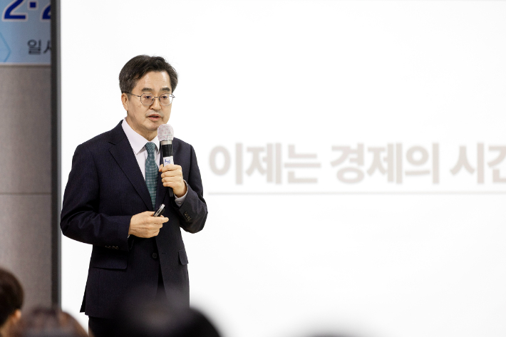 27일 김동연 경기도지사가 대구 2·28 민주의거기념사업회 초청 특강을 하고 있는 모습. 경기도 제공