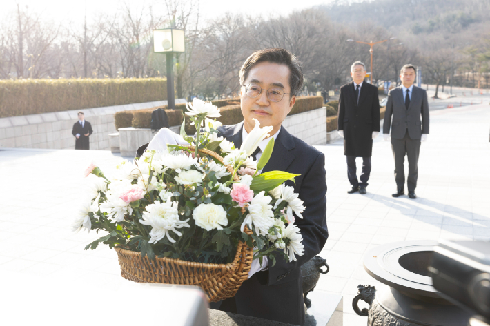 27일 김동연 경기도지사가 대구시 2·28민주의거기념탑에 헌화하고 있는 모습. 경기도 제공