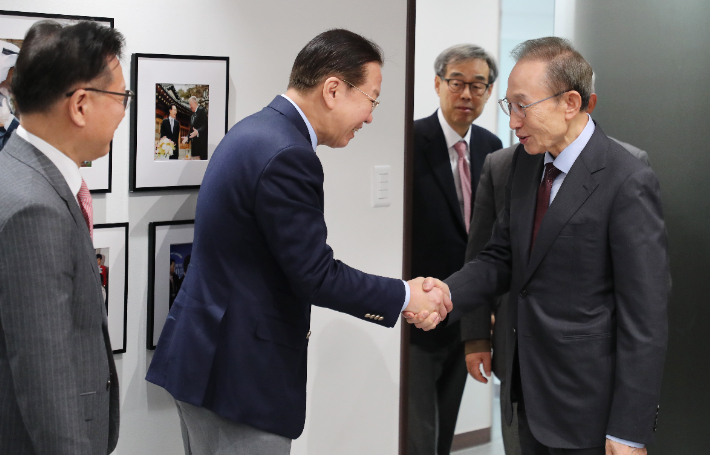 국민의힘 권영세 비상대책위원장이 27일 서울 서초구 청계재단을 찾아 이명박 전 대통령을 예방해 인사를 나누고 있다. 연합뉴스