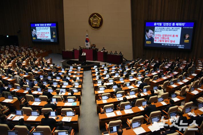 27일 서울 여의도 국회에서 열린 제422회국회(임시회) 제7차 본회의에서 더불어민주당 서영교 의원이 '명태균 특검법' 찬성 토론을 하고 있다. 윤창원 기자