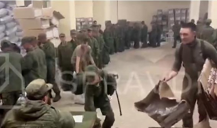 우크라이나 문화정보부 산하 전략소통·정보보안센터(SPRAVDI)가 북한군으로 추정되는 군인들이 줄을 서서 러시아 보급품을 받고 있다고 공개한 영상. 연합뉴스